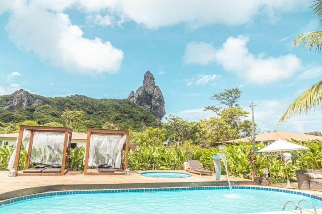 Piscina do Dolphin Hotel, em Fernando de Noronha, com vista para um dos morros rochosos da ilha