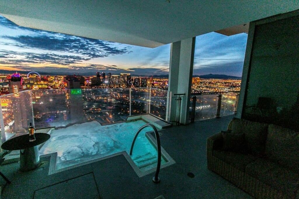 Piscina particular na varanda do Dream Penthouse at Palms Place com vista para a cidade 