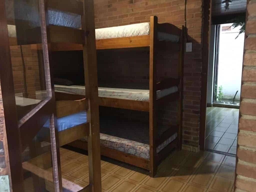 Quarto do Efferus Hostel  com duas beliches com três andares