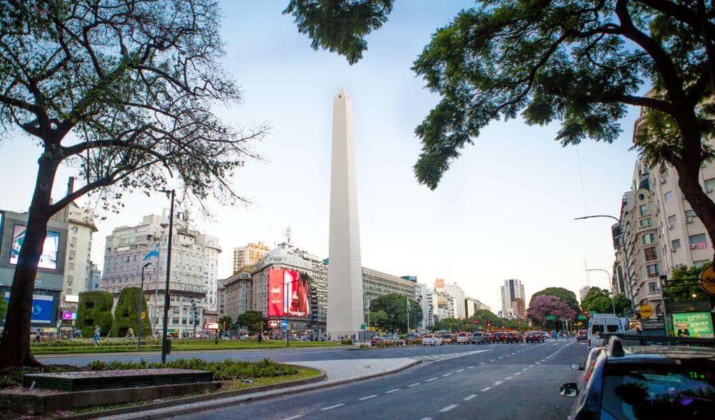 vista frontal do obelisco de buenos aires na argentina