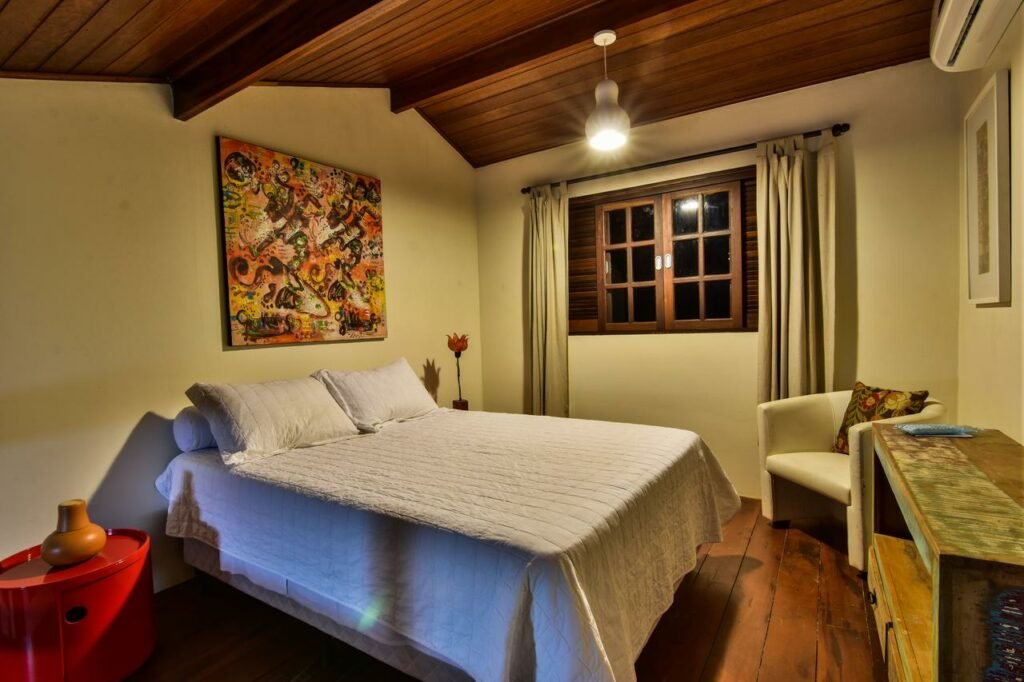 Quarto de casal com poltrona e cortina blecaute no Espaço CurAmar