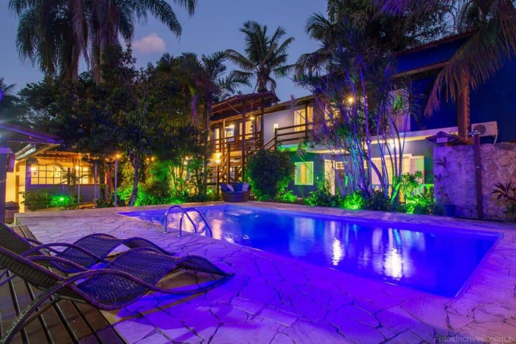 Piscina iluminada de noite na Estrela do Mar Paraty