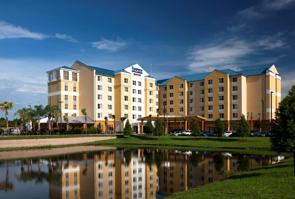 fachada do Fairfield Inn Suites by Marriott Orlando At SeaWorld com um lago na frente