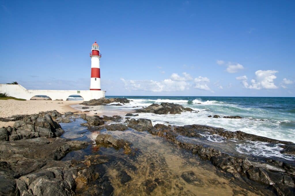 Praia e Farol de Itapuã.