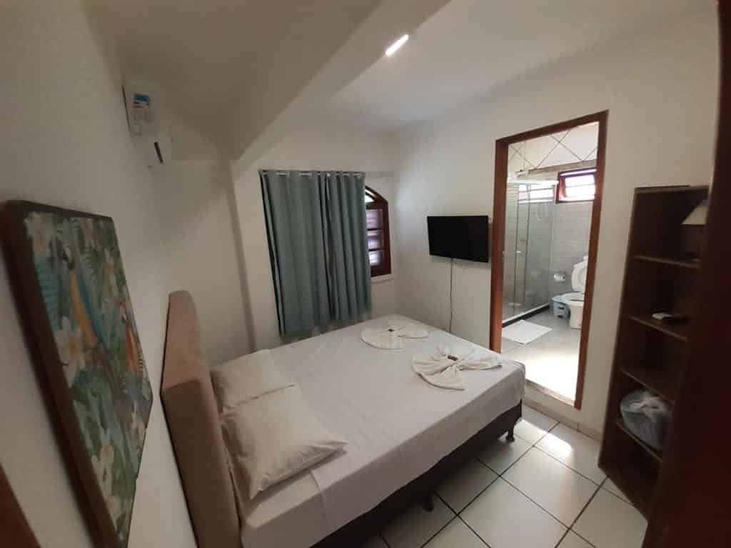 Quarto de uma das pousadas em Cabo Frio, a Flamingo Beach Pousada.
