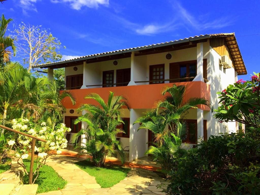 Faixada da Pousada Flores do Cerrado, uma das Pousadas em Pirenópolis, sacadas dos quartos e vegetação ao entorno. 