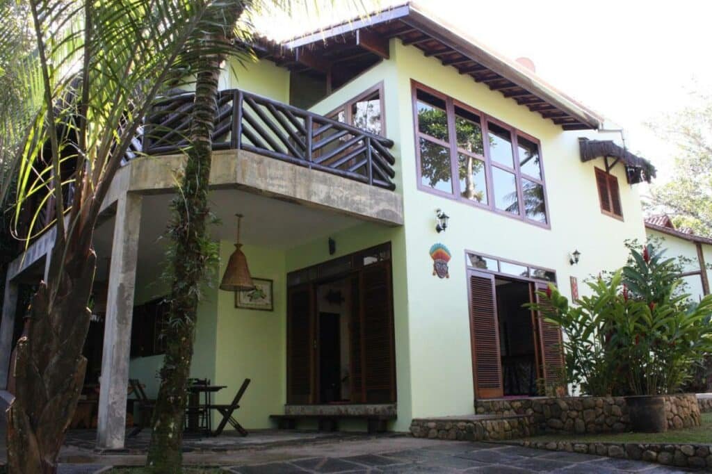 Frente do Recanto Tangara – Casa – Praia do Felix durante o dia com árvores em frente e ao fundo a propriedade.