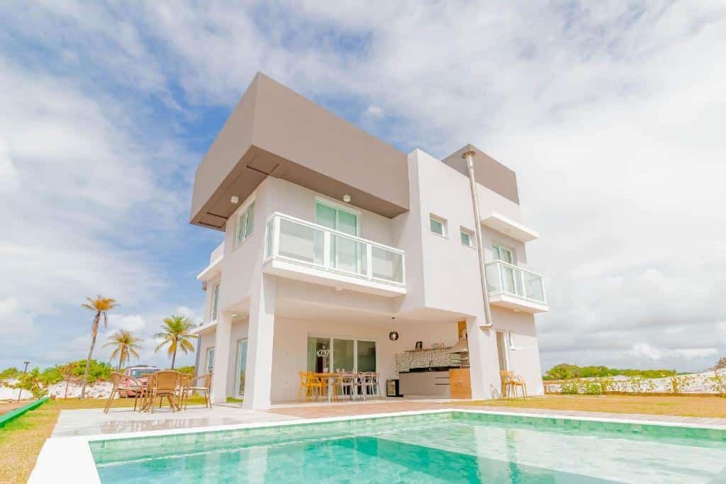 Vista de frente da SA06 Excelente Casa 5 Quartos – Reserva de Sauípe durante o dia com piscina a frente e ao fundo a casa.