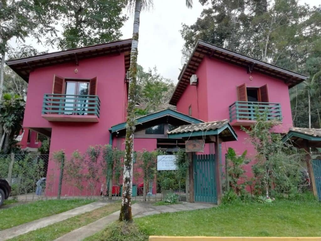 Frente do Villa Félix Suites e Chalés  durante o dia.