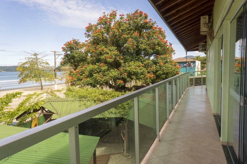 Sacada com vista para o mar no Green Haven Hostel, uma alternativa às pousadas em Ubatuba