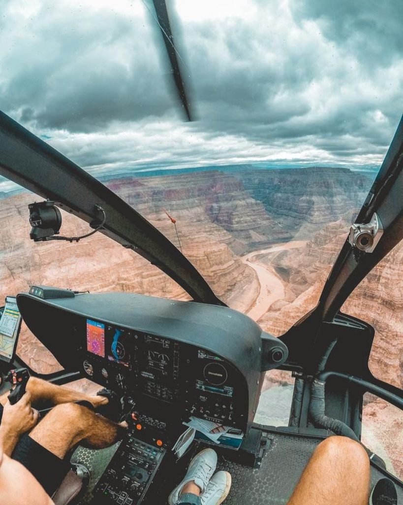 Vista de dentro do helicóptero sobrevoando o Grand Canyon. É possível ver o painél de controle e todas as rochas la embaixo. Foto para a lista de o que fazer em Las Vegas.