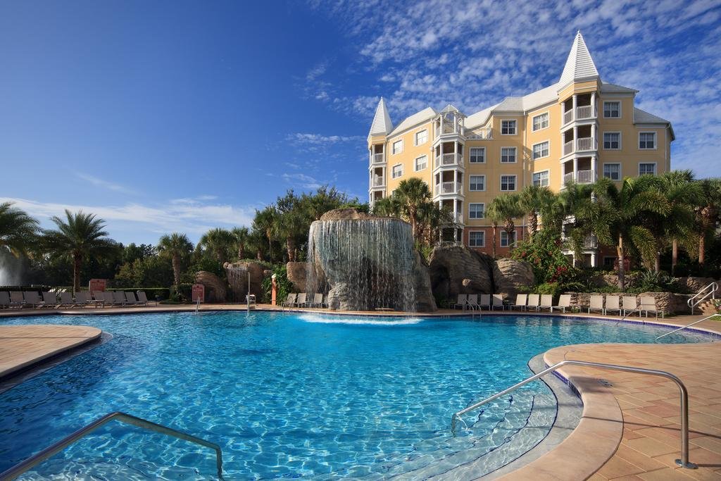 Piscina e prédio do Hilton Grand Vacations at SeaWorld