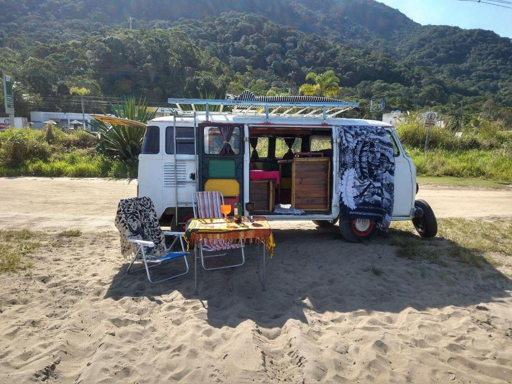 Kombi numa praia como uma das opções de hospedagem do Hostel 7 praias