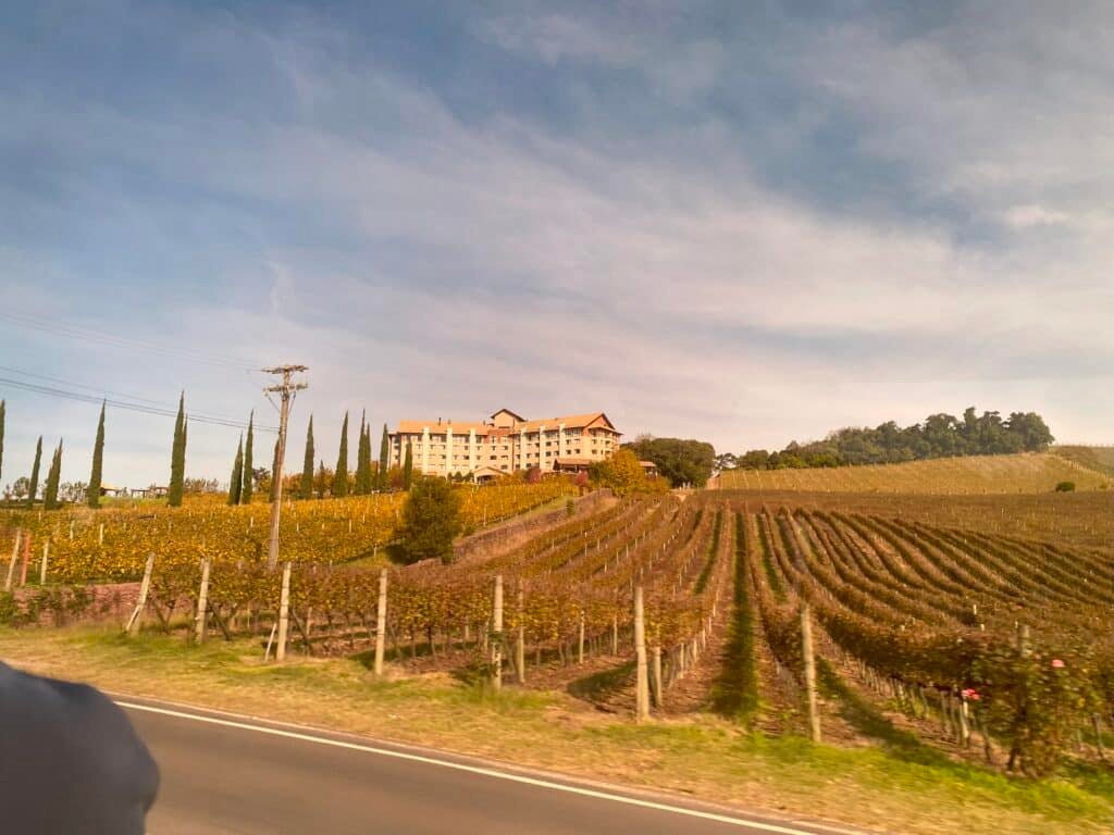 Vista do hotel Spa do Vinho, um dos hotéis em Bento Gonçalves, cheio de vinhedos nas terras em frente, visto da estrada que pelo local