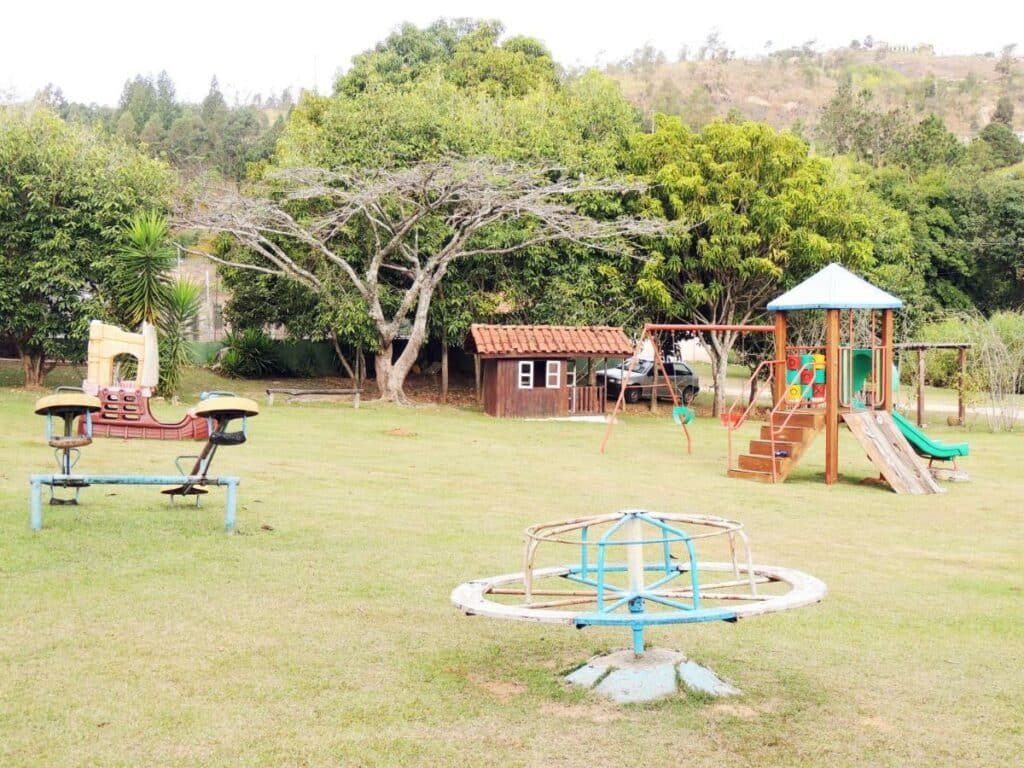 Parquinho infantil com escorregador, roda-roda, balanço no gramado do Hotel Fazenda Villa Verona
