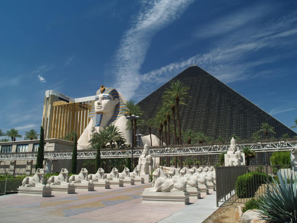 Entrada do hotel Luxor. Uma esfinge gigante fica a frente do hotel, que tem formato de pirâmide. Todo o caminho para chegar até o hotel tem esculturas brancas iguais ao do Egito antigo.