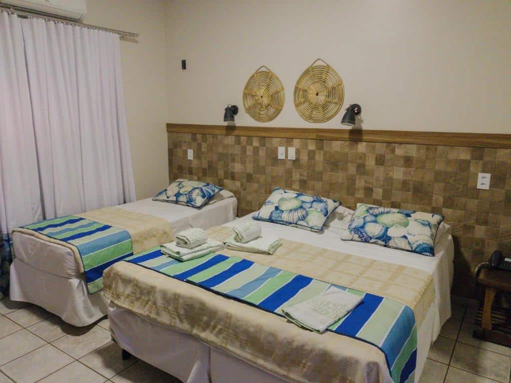 Quarto do Hotel Pousada do Buriti, com uma cama de casal e outra de solteiro