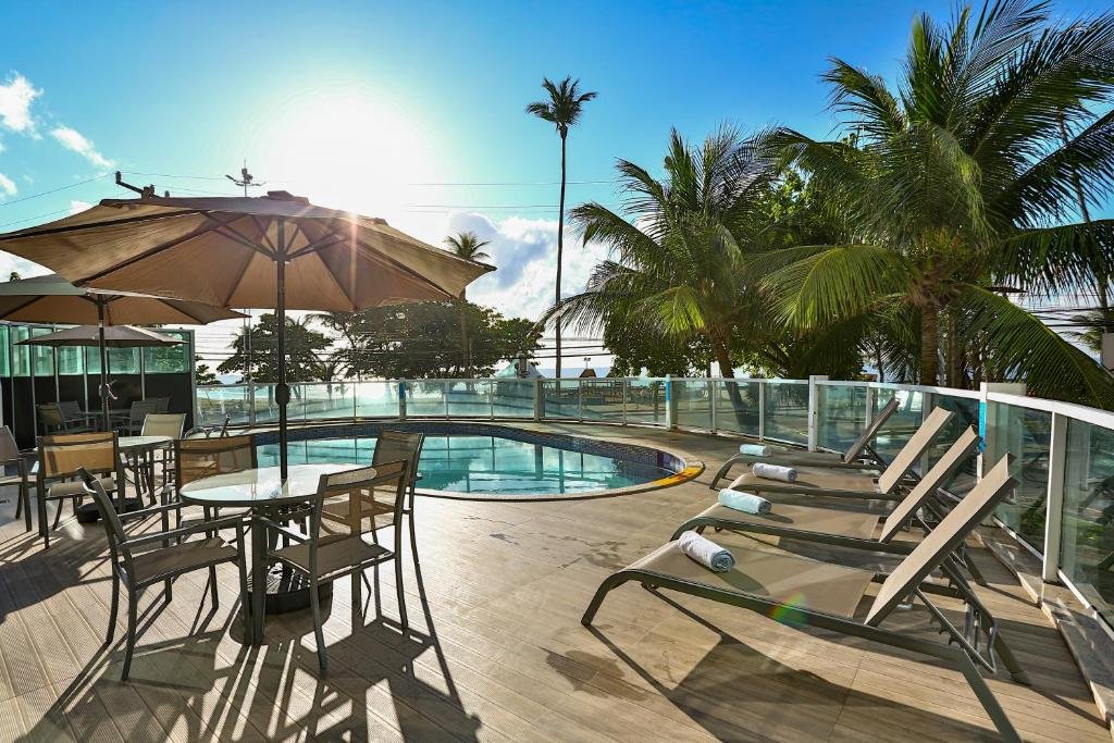 Piscina do hotel Radisson Recife