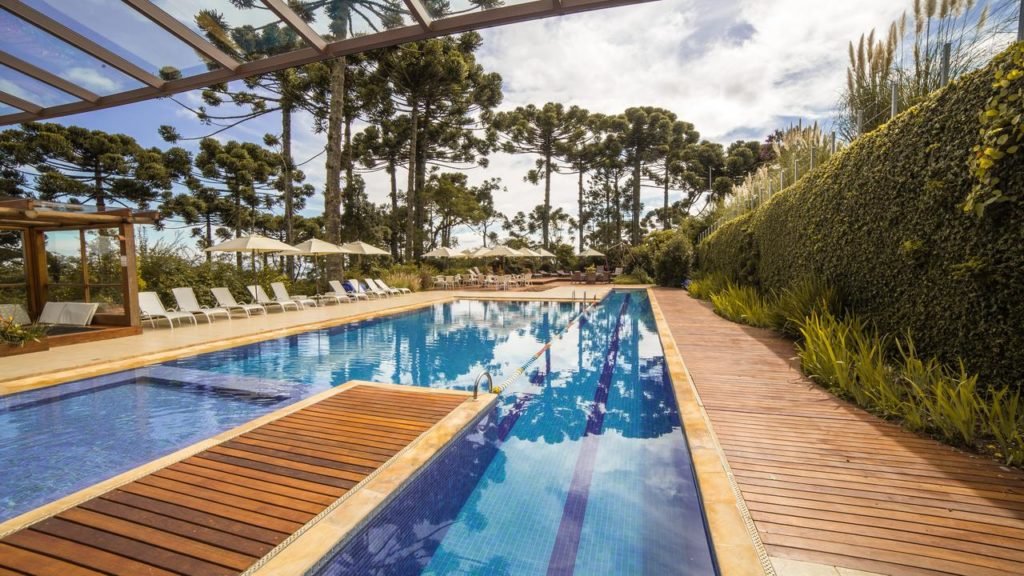 Piscina no Hotel toriba em campos do jordao