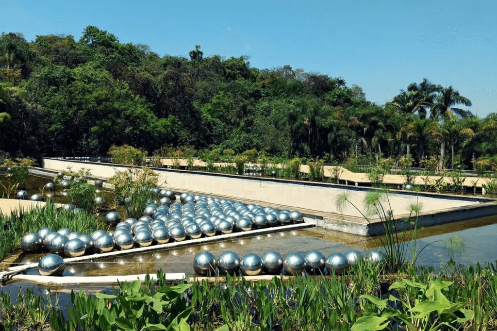 Esferas prateadas refletivas estão dispostas em um espelho d