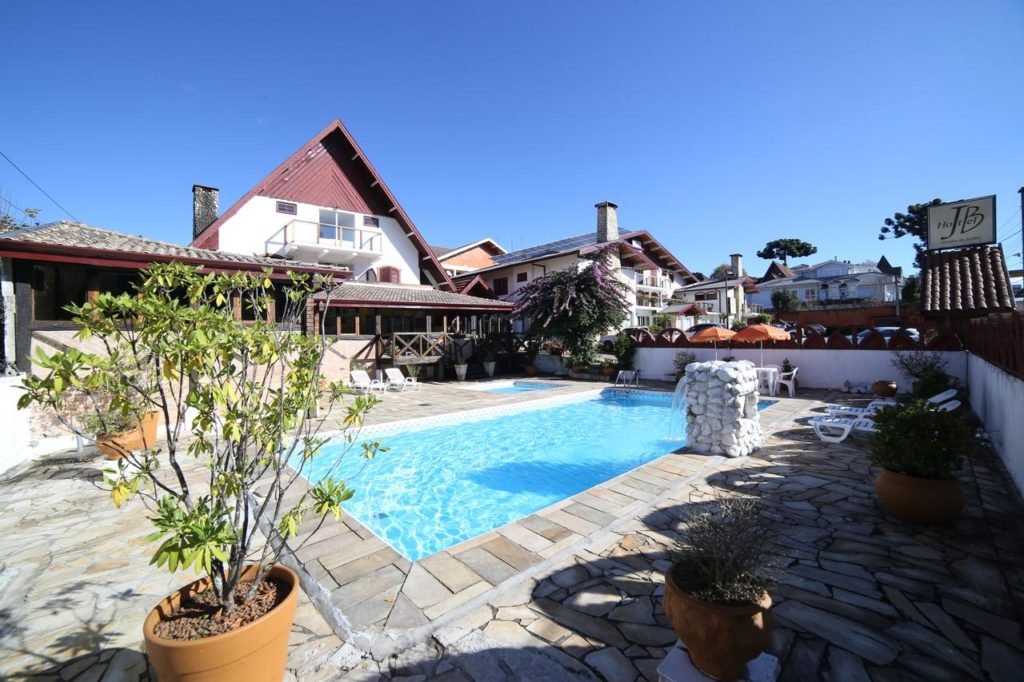 Area da piscina no JB Hotel Campos Jordao