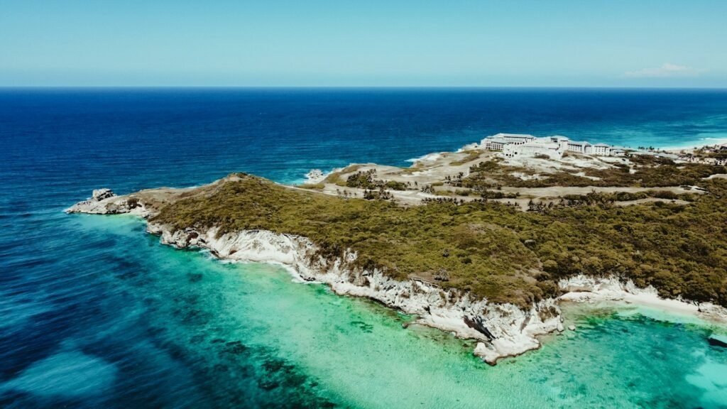 Águas turquesas e cristalinas próximas a uma praia de areias brancas em Punta Cana, na República Dominicana.