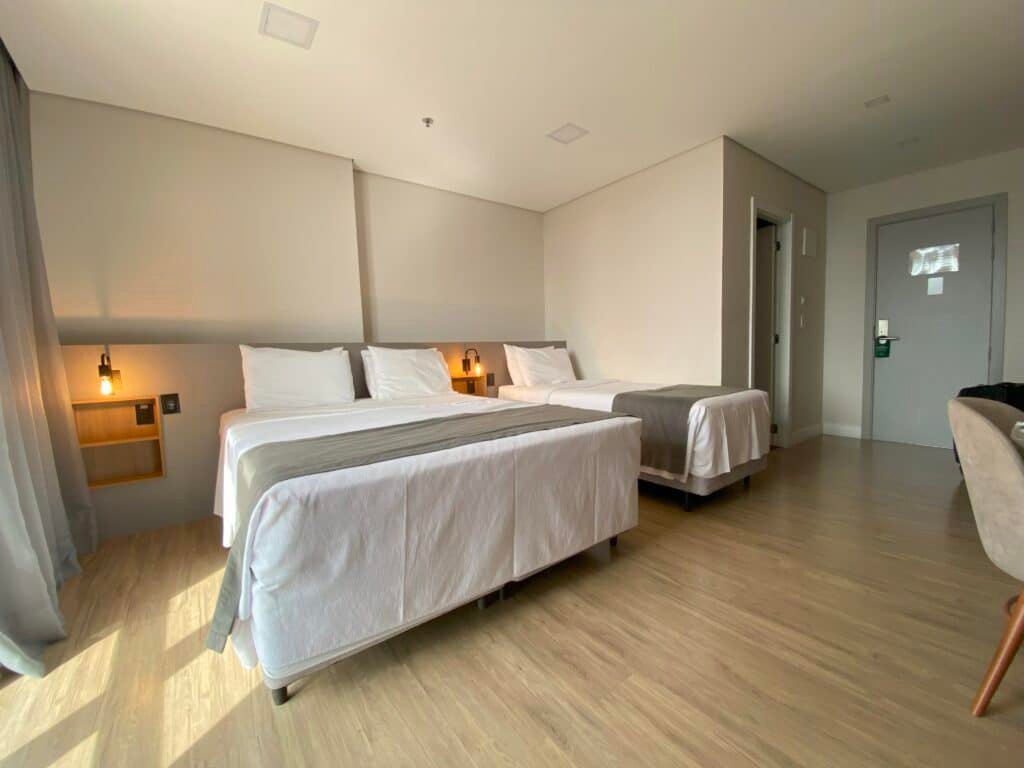 Quarto amplo no Laghetto Viverone Estação, um dos hotéis em Bento Gonçalves, com cama de casal e uma cama de solteiro