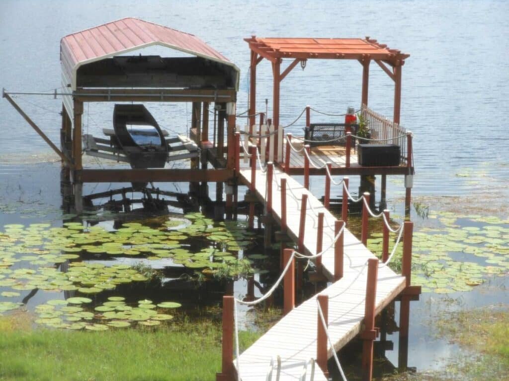 cabaninha na beira do lado com barco no Lakefront Suites em Orlando