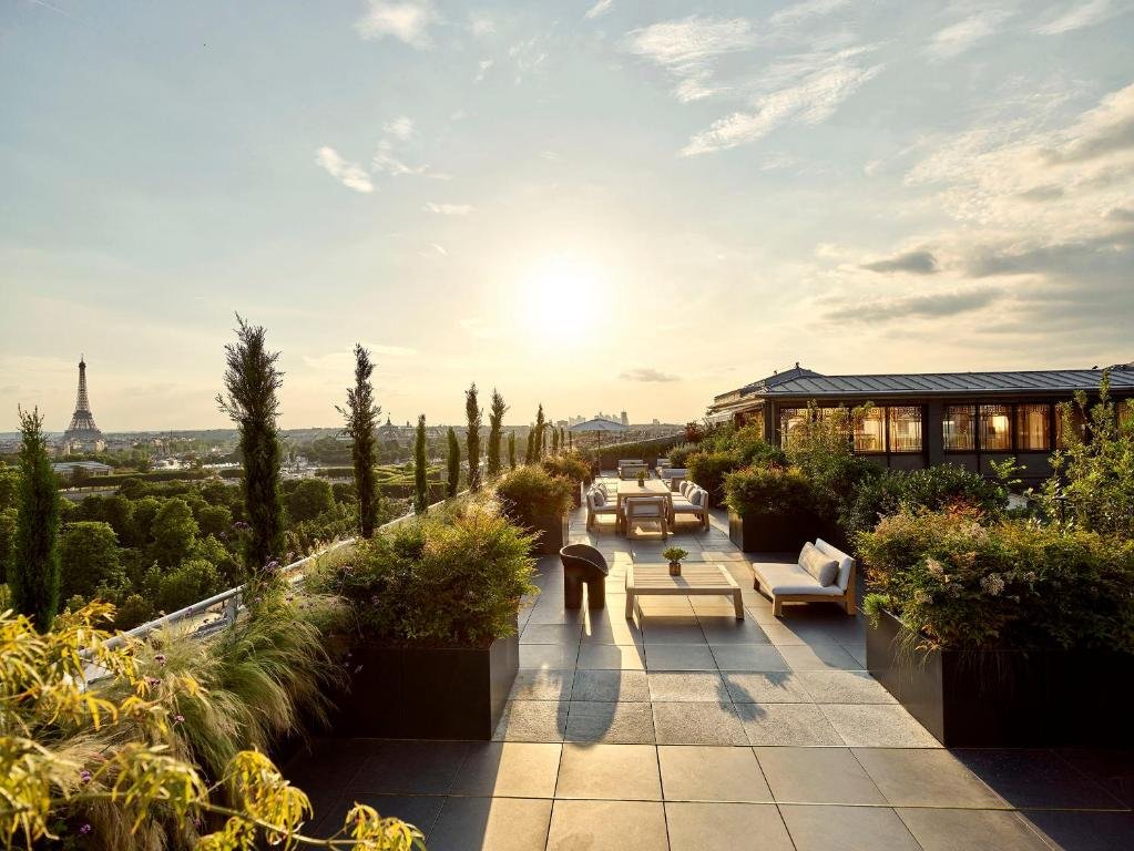 Área com vista para a Torre Eiffel do terraço de um dos melhores hotéis de Paris, o Le Meurice – Dorchester Collection