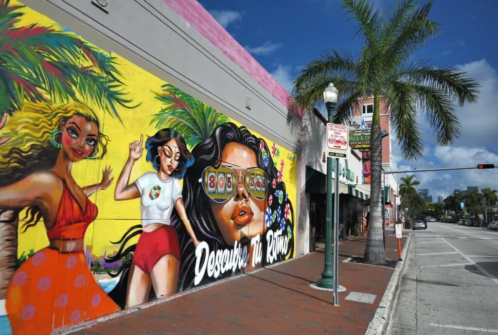 Mural em Little Havana com desenhos bem coloridos de mulheres com diferentes estilos latinos.