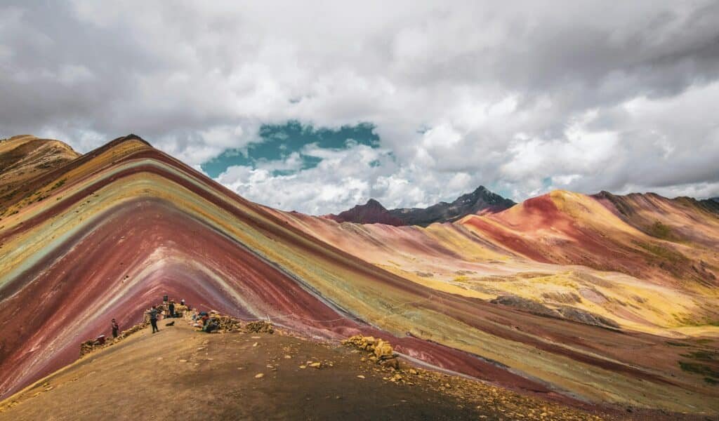 montanhas coloridas de vinicunca, com vários tons de rosa, marrom e amarelo