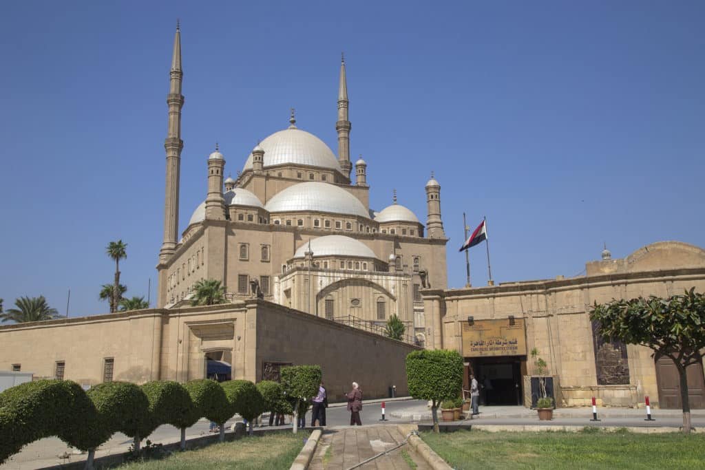 A Mesquita do Alabastro com suas cúpulas e minaretes proeminentes sob um céu azul claro. Imagem para ilustrar post sobre o que fazer no Cairo.