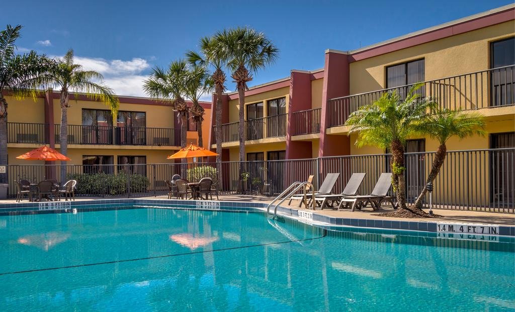 Piscina comum no Midpointe Hotel by Rosen Hotels & Resorts
