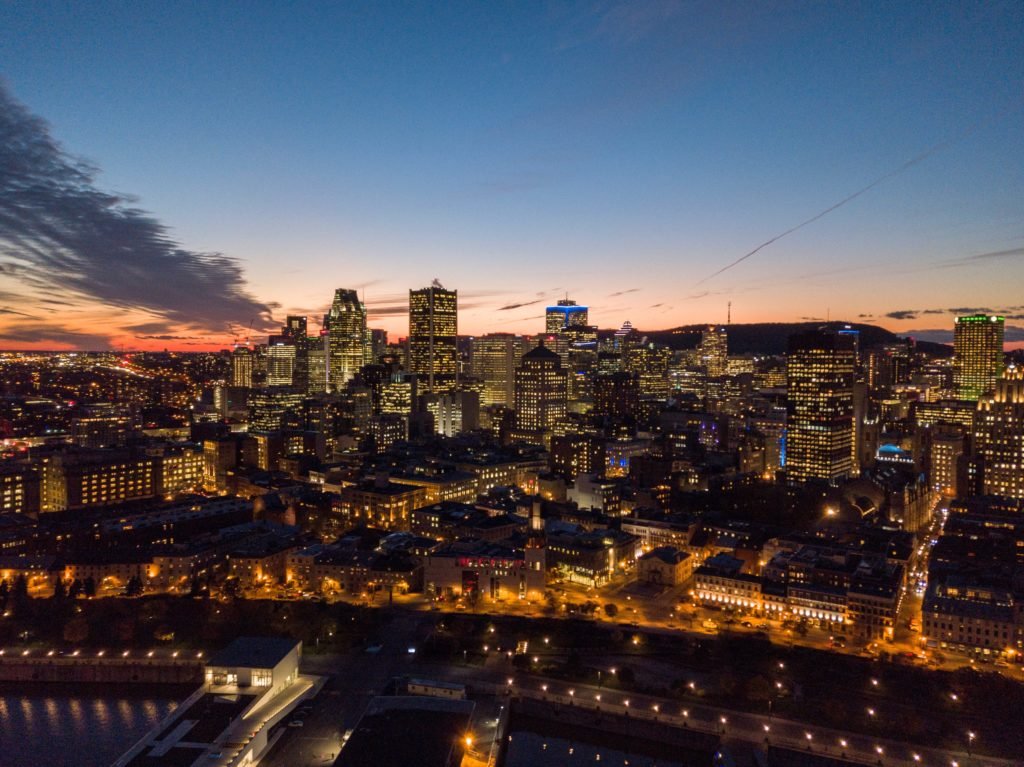 A cidade de Montreal durante a noite - Foto: Samuel Charron via Unsplash