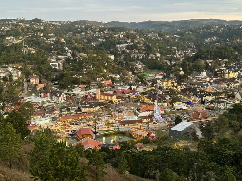 Imagem do Morro do Elefante durante o dia com vista para o centro de Campos do Jordão.