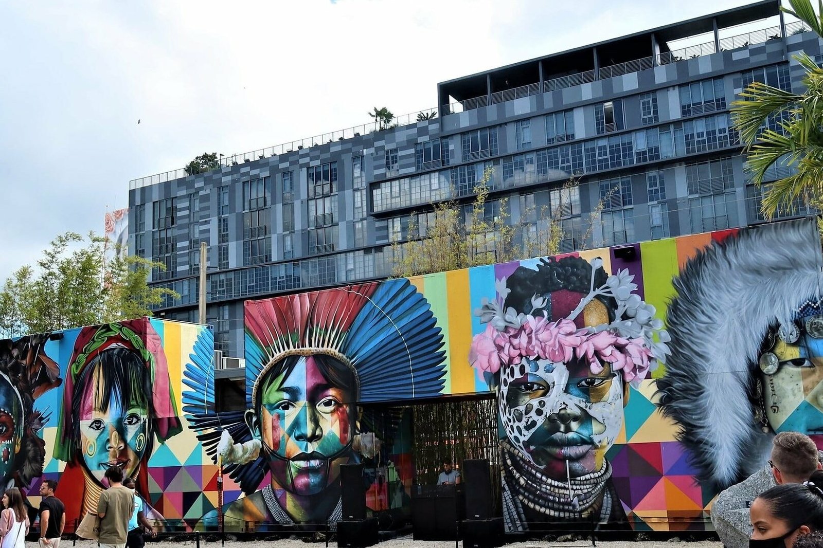 Mural gigante em Wynwood Walls. Na pintura estão crianças de diferentes culturas, todas pintadas com várias cores.