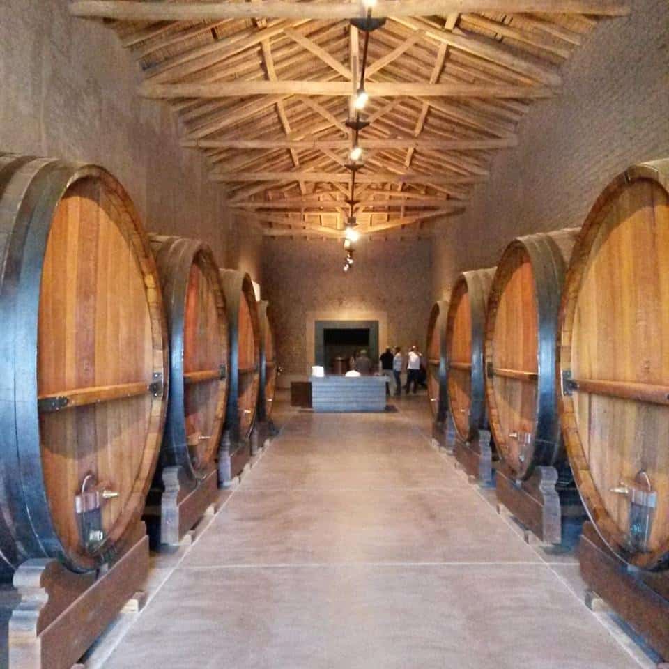 Tonéis de madeira no Museu do Vinho da bodega La Rural, uma das Vinicolas Mendoza. Foto da página oficial da bodega no facebook. Vinicola Mendoza