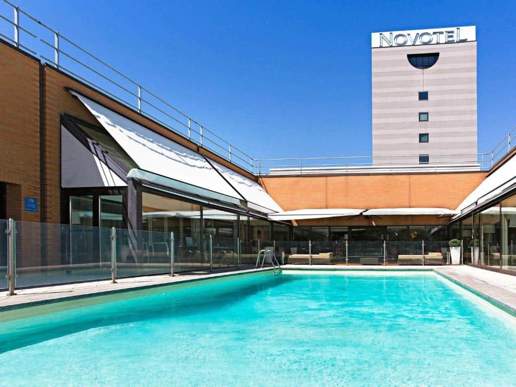 Piscina ao ar livre do Novotel Milano Linate Aeroporto, para representar hotéis perto do aeroporto de Milão