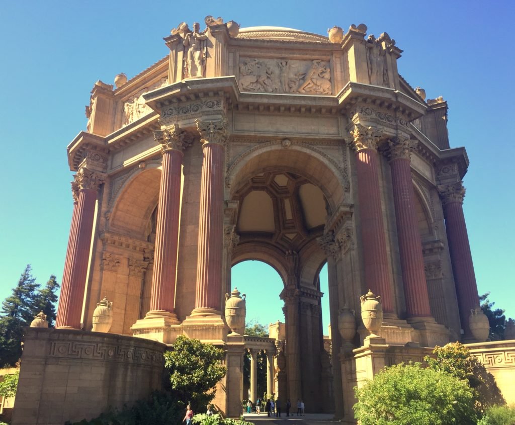 Foto da área externa do Palace of Fine Arts. É apenas um pedaço da construção, com grandes pilastras e uma área coberta. A foto ilustra o post de o que fazer em San Francisco.
