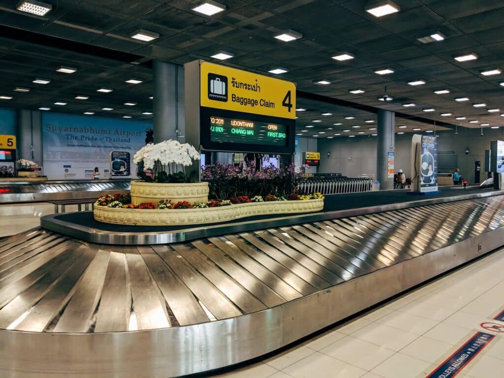 Esteira de bagagem de uma aeroporto em um amplo saguão 