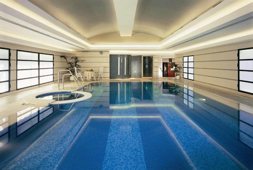 piscina interna do Hotel Principe Di Savoia - Dorchester Collection um dos hotéis em Milão com uma parte de hidro