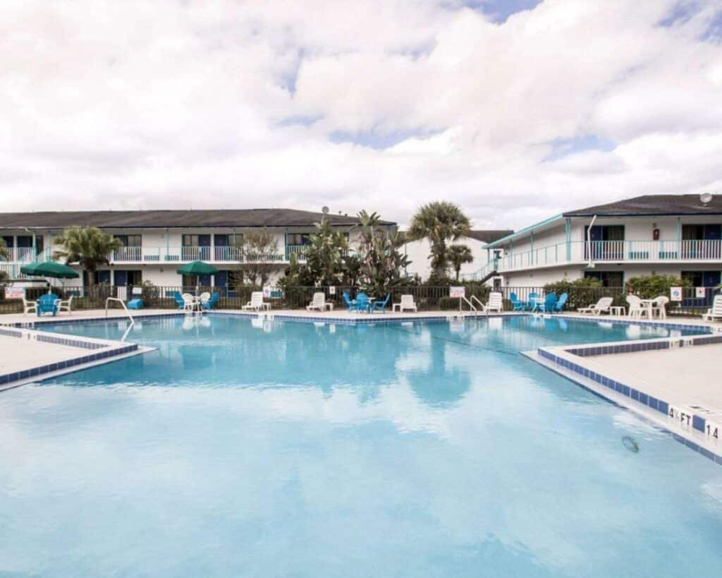 piscina do Rodeway Inn Maingate um dos hotéis baratos em Orlando