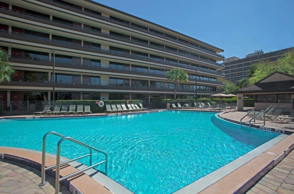 piscina do Rosen Inn at Pointe Orlando um dos hotéis baratos em Orlando