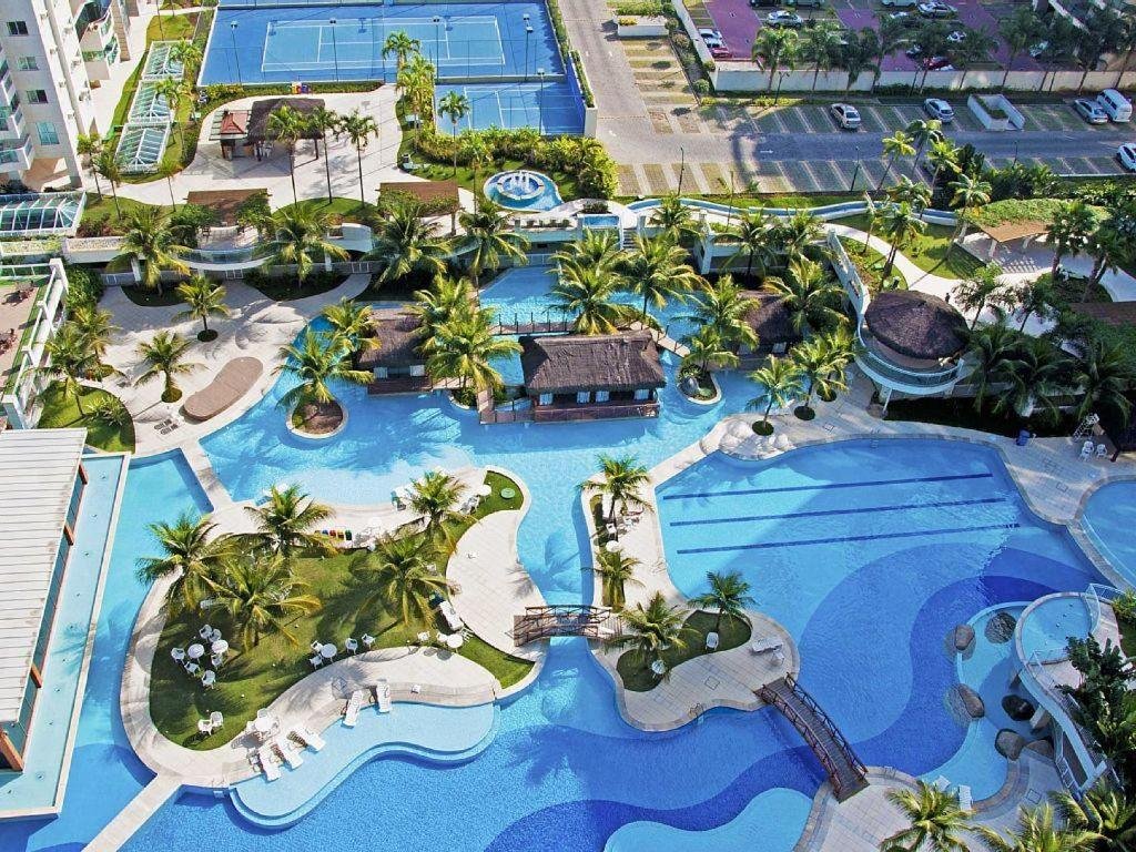 Vista de cima do Apartamento Bora Bora com piscinas e coqueiros.
