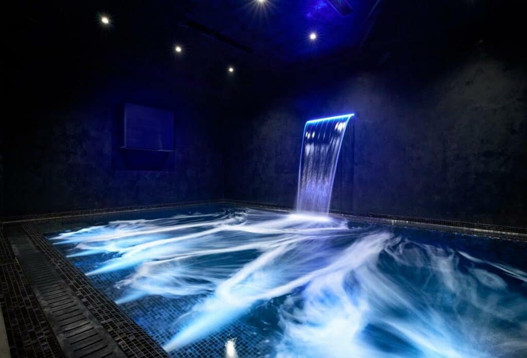 Piscina privativa do H Hotel & SPA - Adults Only em um ambiente coberto e luzes indiretas azuis