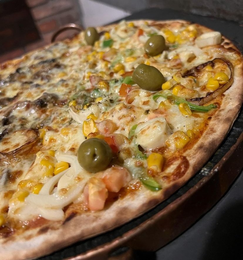 Pizza de cogumelos na Pizzaria Forno da Serra.