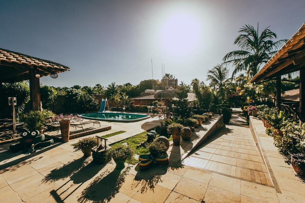 área externa da Pousada Boa Vista, com jardins e piscina