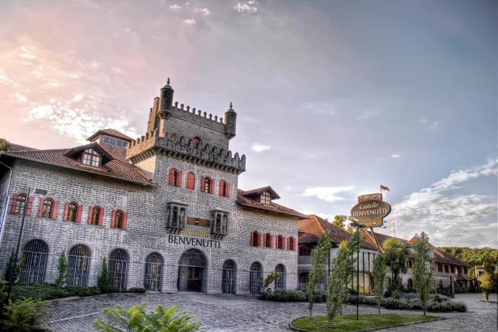 Pousada Castello Benvenutti em Bento Gonçalves vista de fora, com a estrutura de castelo bem em destaque