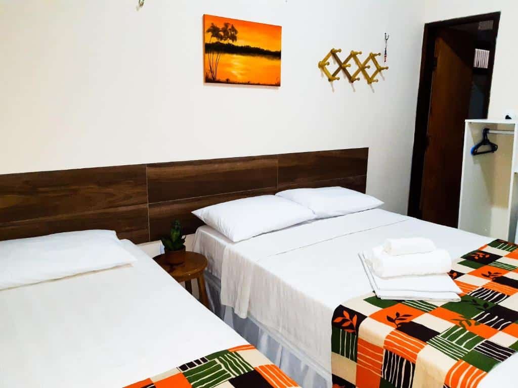 Quarto da Pousada Do Porto, com duas camas e pequeno cabideiro ao lado