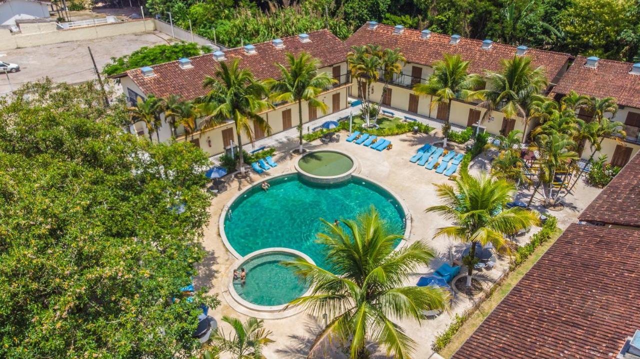 Piscinas redondas na área comum da Pousada Ilha Vitoria, uma das pousadas em Ubatuba